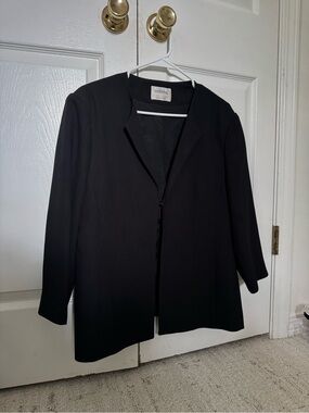 Black Single-Button Tailored Blazer with Shoulder Pads